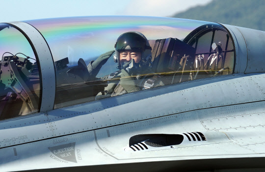 문재인 대통령이 20일 경기도 성남시 서울공항에서 열린 2021 서울 국제 항공우주 및 방위산업 전시회 기념식에 FA-50 경공격기를 타고 참석하고 있다.  연합뉴스